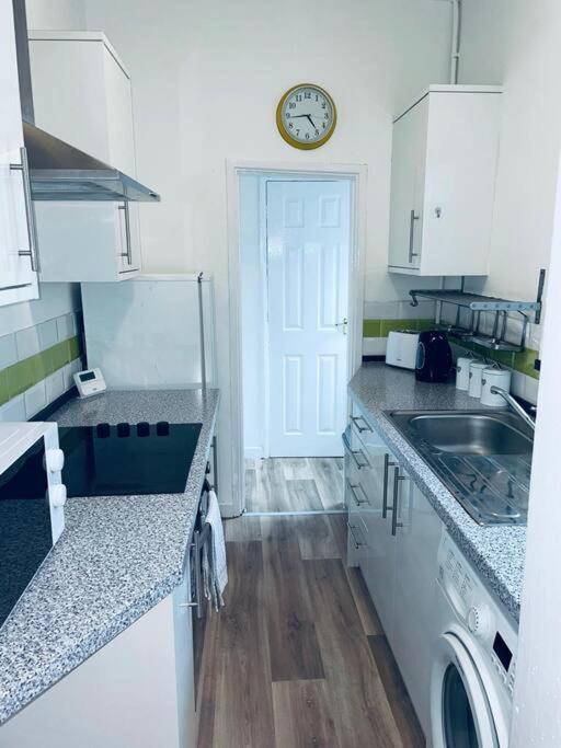 הוילה Comfortable Town House In Coventry City Centre מראה חיצוני תמונה