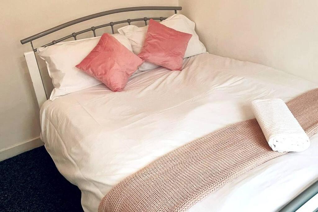 הוילה Comfortable Town House In Coventry City Centre מראה חיצוני תמונה
