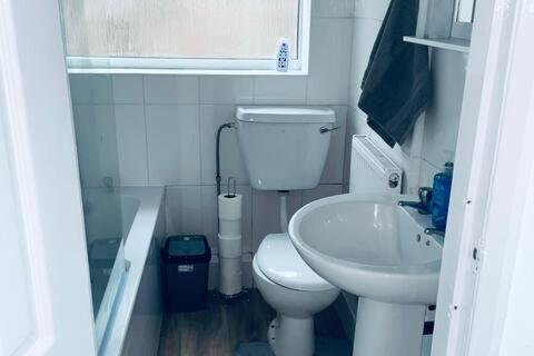 הוילה Comfortable Town House In Coventry City Centre מראה חיצוני תמונה